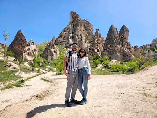 Pareja entre las viviendas rupestres del valle de Uchisar, en Capadocia, Turquía